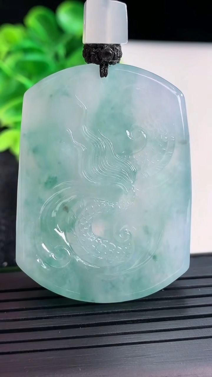 天然A货翡翠种飘花龙牌吊坠尺寸46.1-36.5-12.2重量:52.82g
4月16日