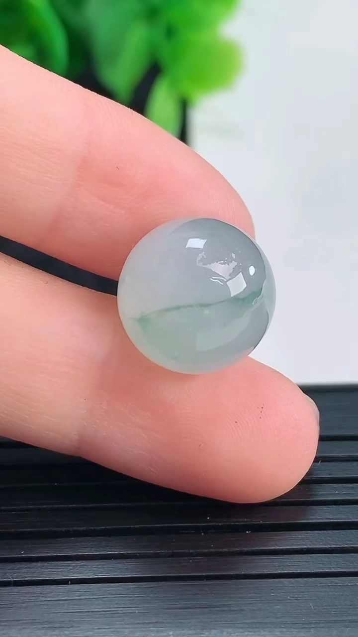 天然A货翡翠飘花圆珠镶嵌件尺寸12.8重量:3.88g4月16日
工厂直销收藏佳品,种好水足，色泽均