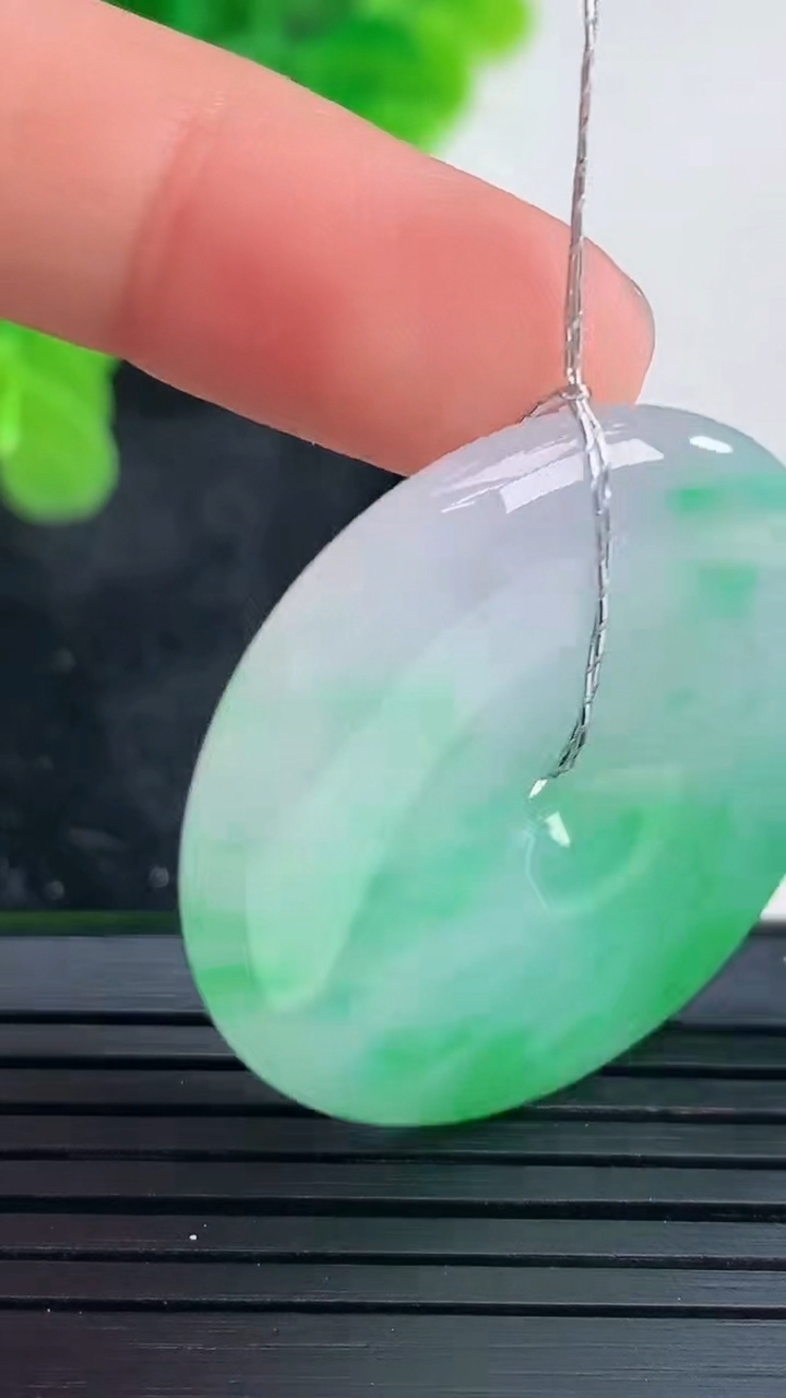 天然A货翡翠平安扣吊坠尺寸33.3-5.7重量:13.94g
4月16日