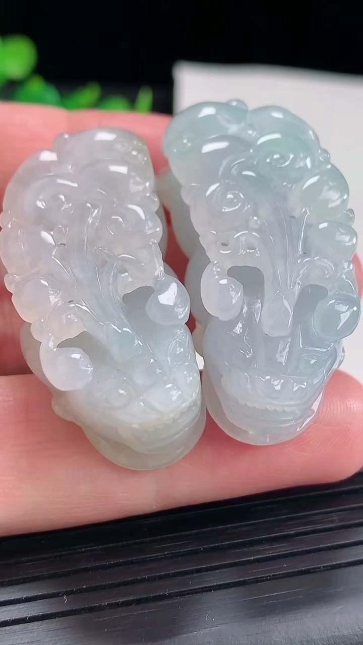 天然A货翡翠貔貅吊坠一对尺寸40.5-20-15重量:53.48g
4月16日