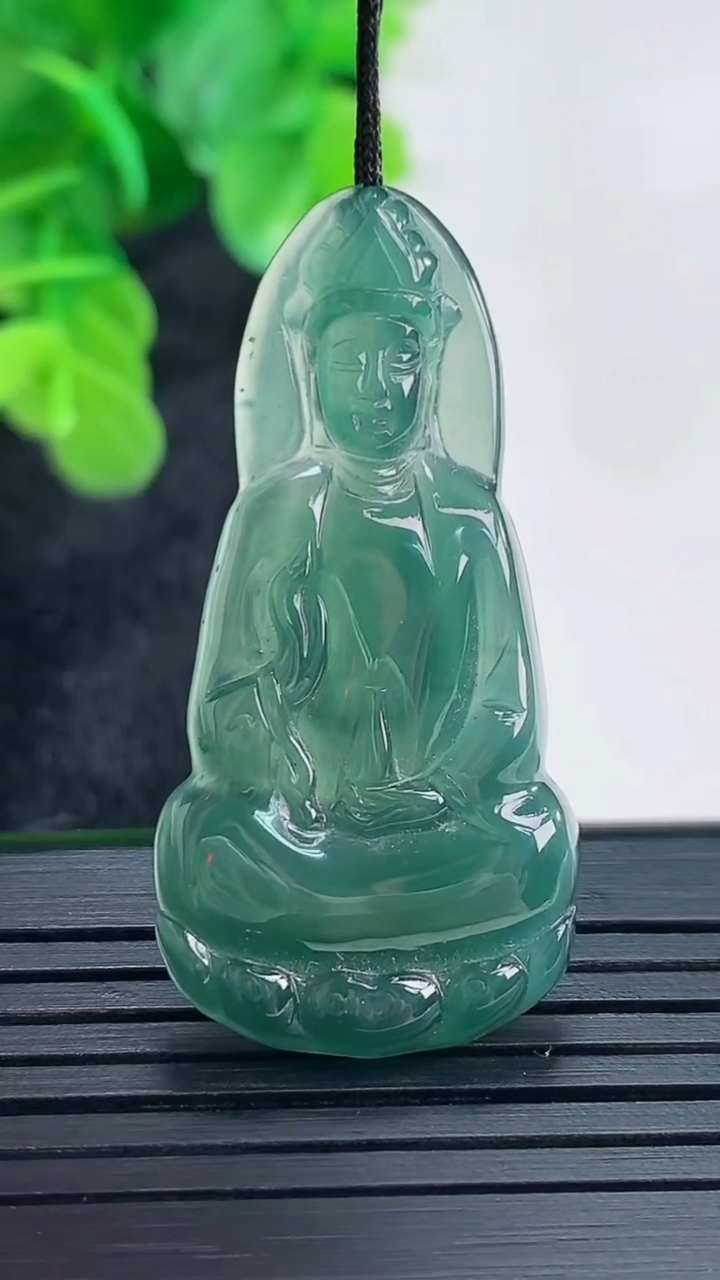 天然A货翡翠蓝水观音菩萨吊坠尺寸41.1-20.6-4重量:6.11g
4月16日