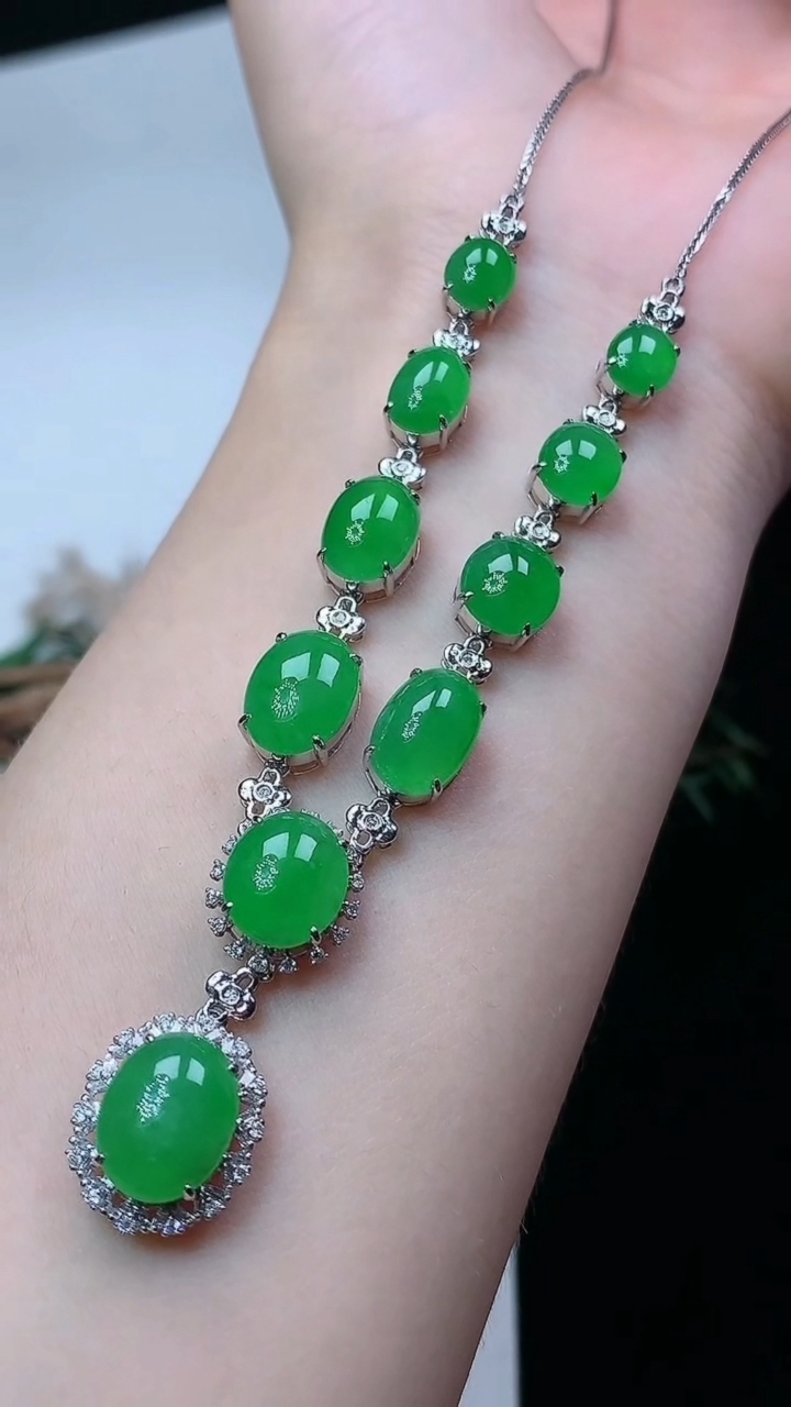 天然A货翡翠蛋面项链，尺寸10.8-8.5，重量:12.00g4月16日
工厂直销收藏佳品,种好水足，色泽均匀，有种有色，上手高大气！