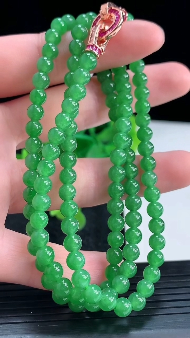 天然A货翡翠圆珠项链尺寸4.9-118颗重量:25.58g
4月16日