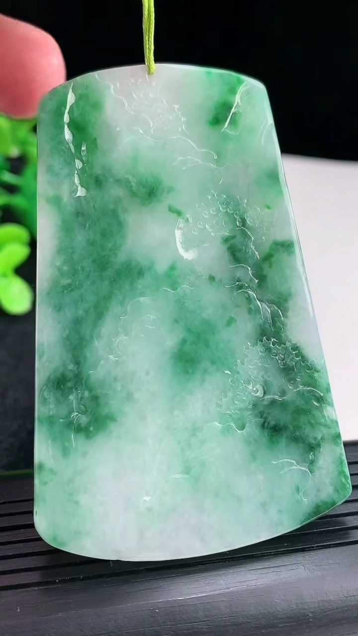 天然A货翡翠牌吊坠尺寸70.6-45.5-4.5重量:36.37g
4月16日
