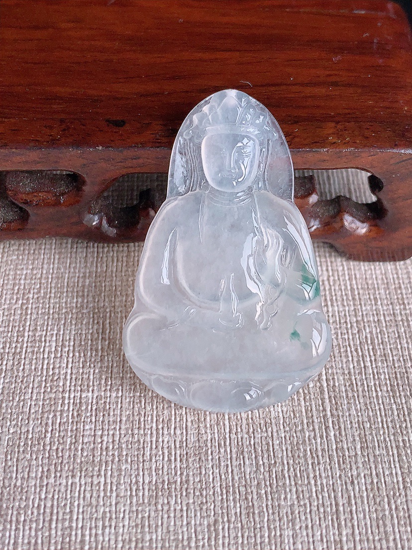 天然A货翡翠飘花观音吊坠 
尺寸45.5-29.5-3.8mm 重量9.00g 0415