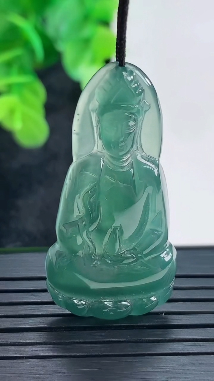 天然A货翡翠蓝水观音菩萨吊坠尺寸41.1-20.6-4重量:6.11g
4月16日