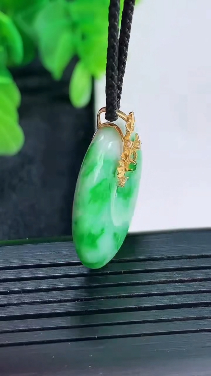 天然A货翡翠平安扣吊坠尺寸27.2-24-4.9重量:6.62g
4月16日