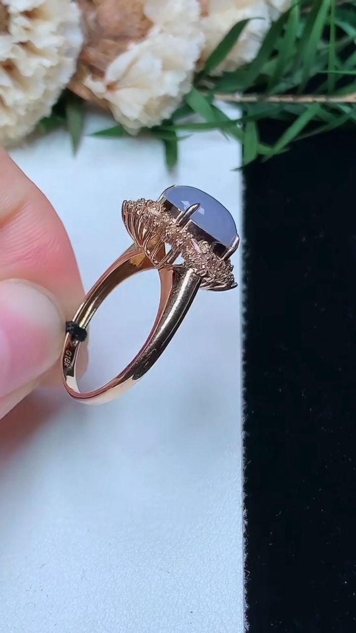 天然A货翡翠k金紫罗兰蛋面戒指，尺寸17-9.7-8.9，重量:3.79g2026年4月16日
工厂直销收藏佳品,种好水足，色泽均匀，有种有色，上手高大气！