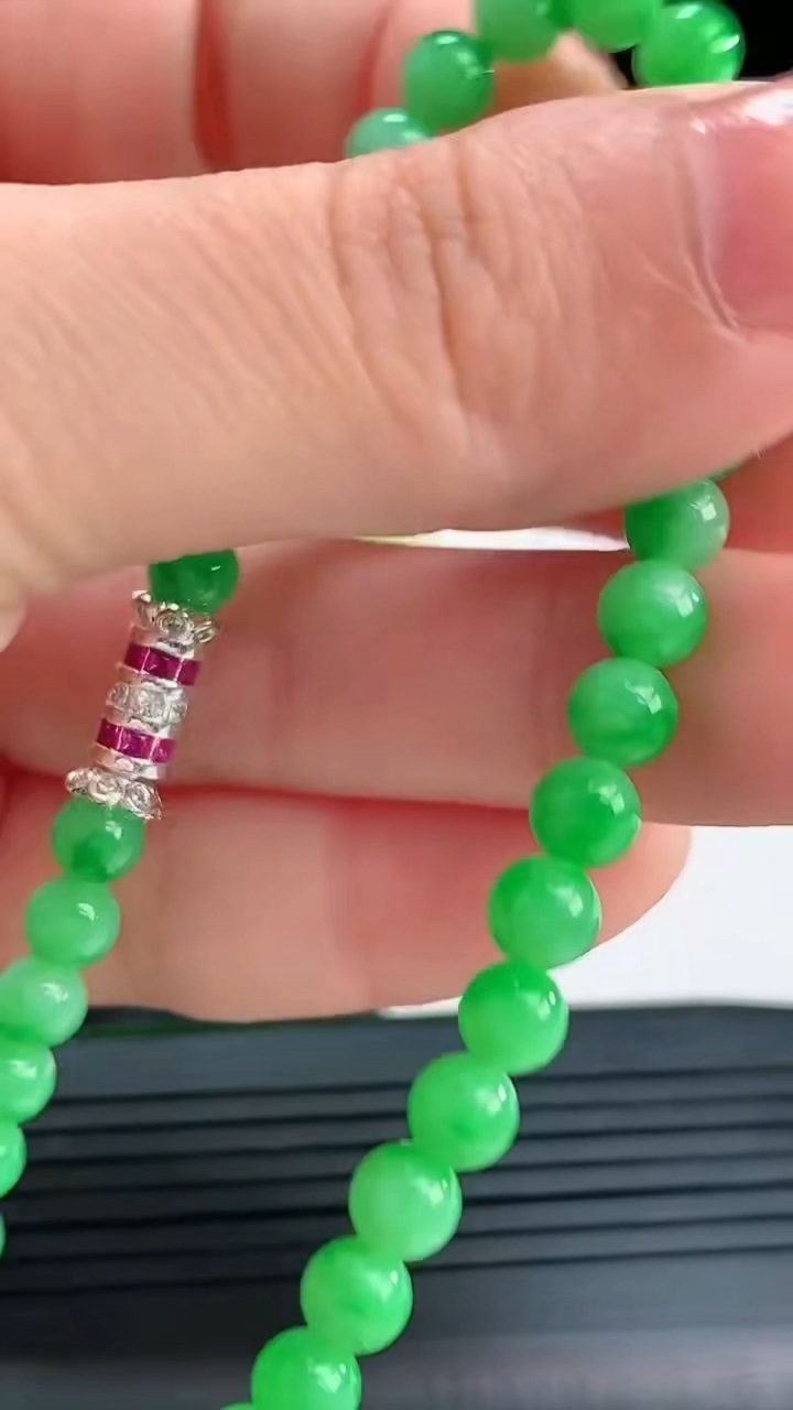 天然A货翡翠圆珠手串尺寸4.7-38颗重量:8.25g4月16日
工厂直销收藏佳品,种好水足，色泽均匀，有种有色，上手高大气！