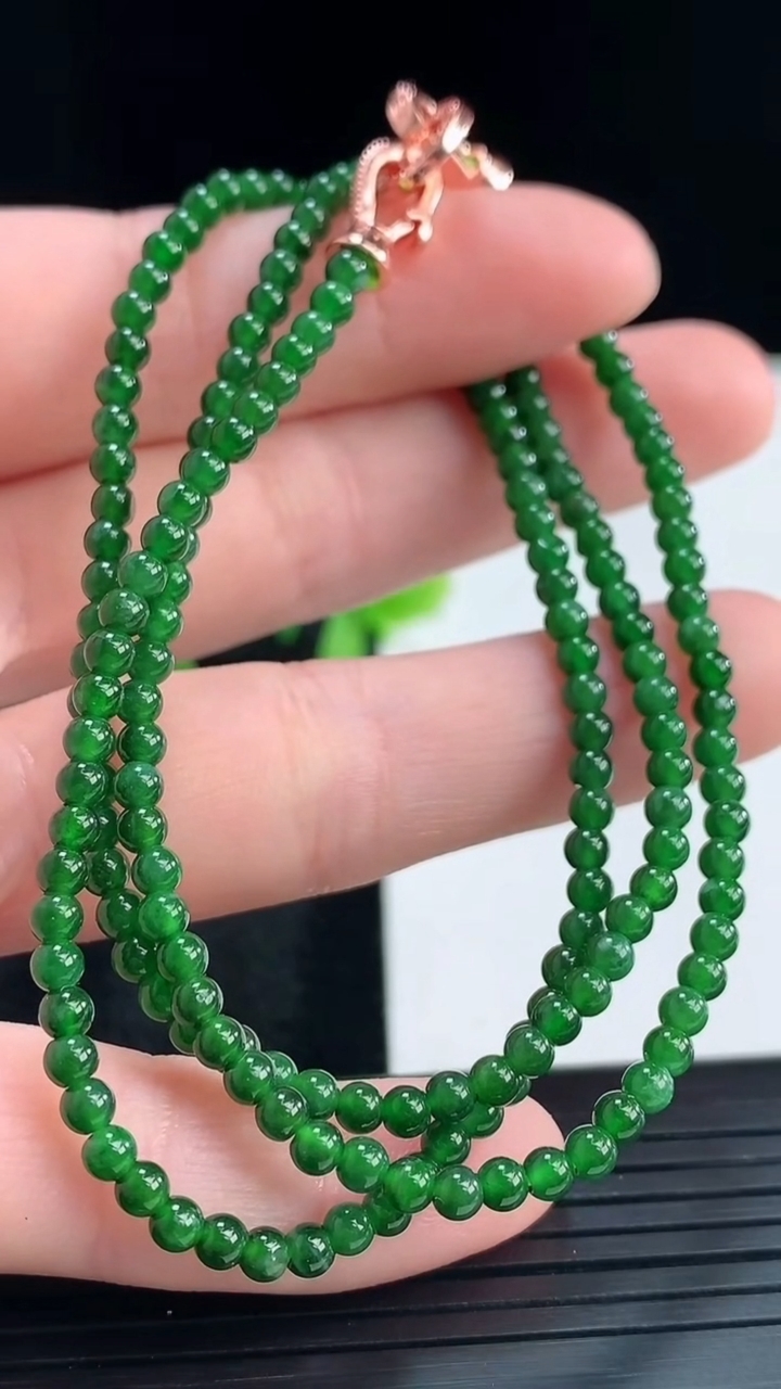 天然A货翡翠小米珠项链尺寸2.7重量:9.47g
4月16日