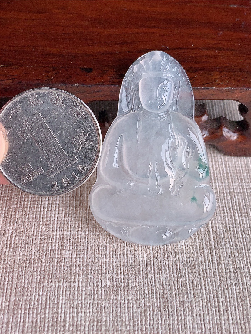 天然A货翡翠飘花观音吊坠 
尺寸45.5-29.5-3.8mm 重量9.00g 0415