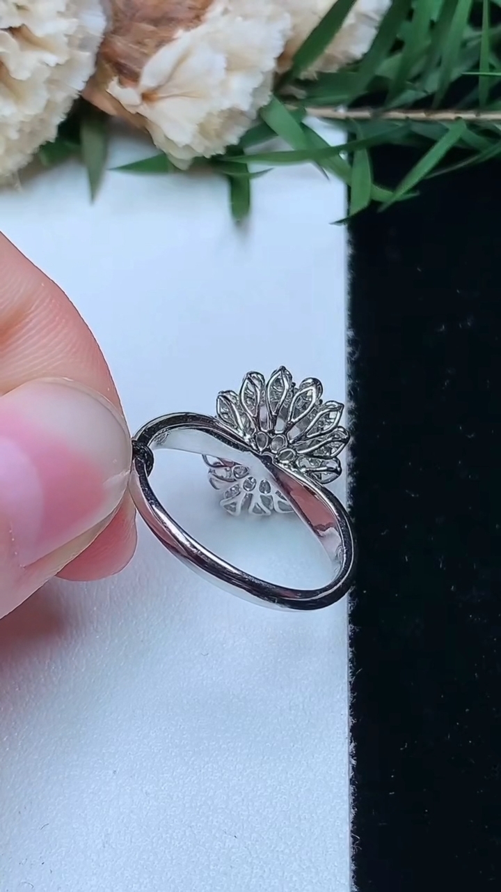 天然A货翡翠葫芦戒指，尺寸17.4-8.4-6，重量:3.52g2026年4月16日
工厂直销收藏佳品,种好水足，色泽均匀，有种有色，上手高大气！