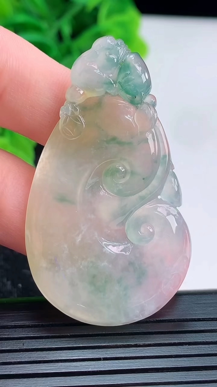 天然A货翡翠飘花如意吊坠尺寸49.2-28.5-4.5重量:12.43g
4月16日