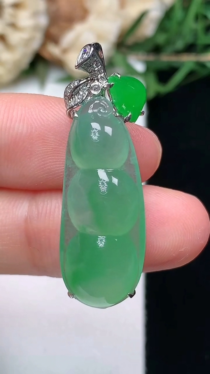 天然A货翡翠福豆吊坠，尺寸27-11-7.9，重量:4.63g
4月16日