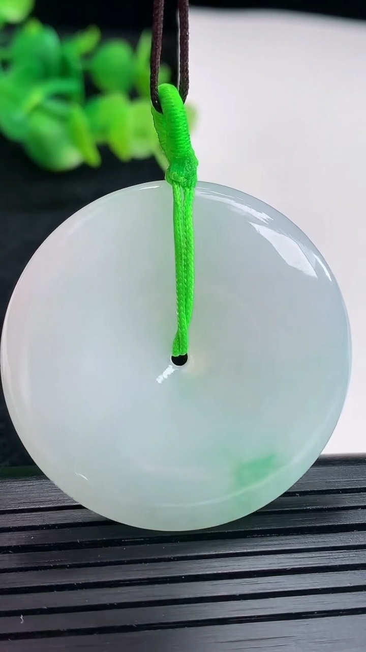 天然A货翡翠平安扣吊坠尺寸38-5.5重量:17.61g
4月16日