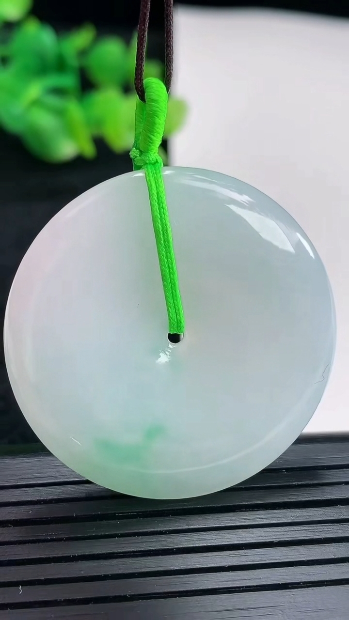 天然A货翡翠平安扣吊坠尺寸38-5.5重量:17.61g
4月16日