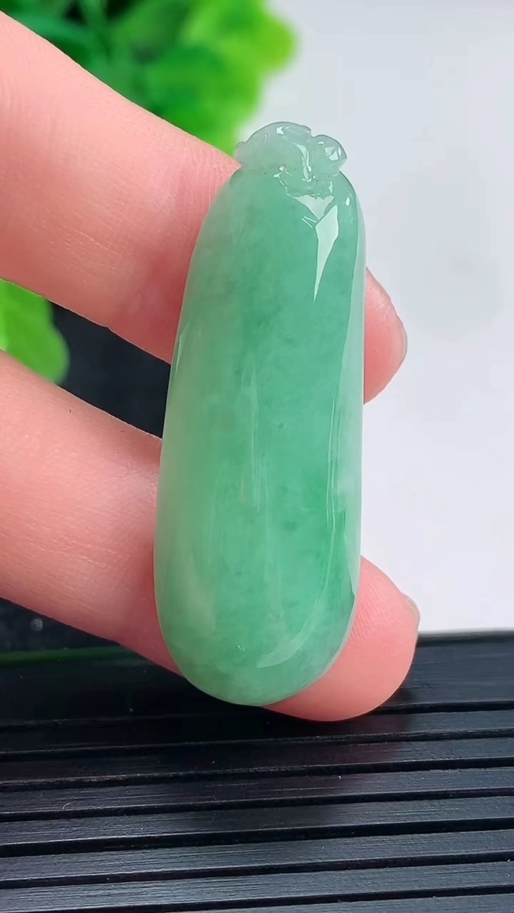 天然A货翡翠福瓜吊坠尺寸38.3-13.4-6.7重量:6.92g
4月16日