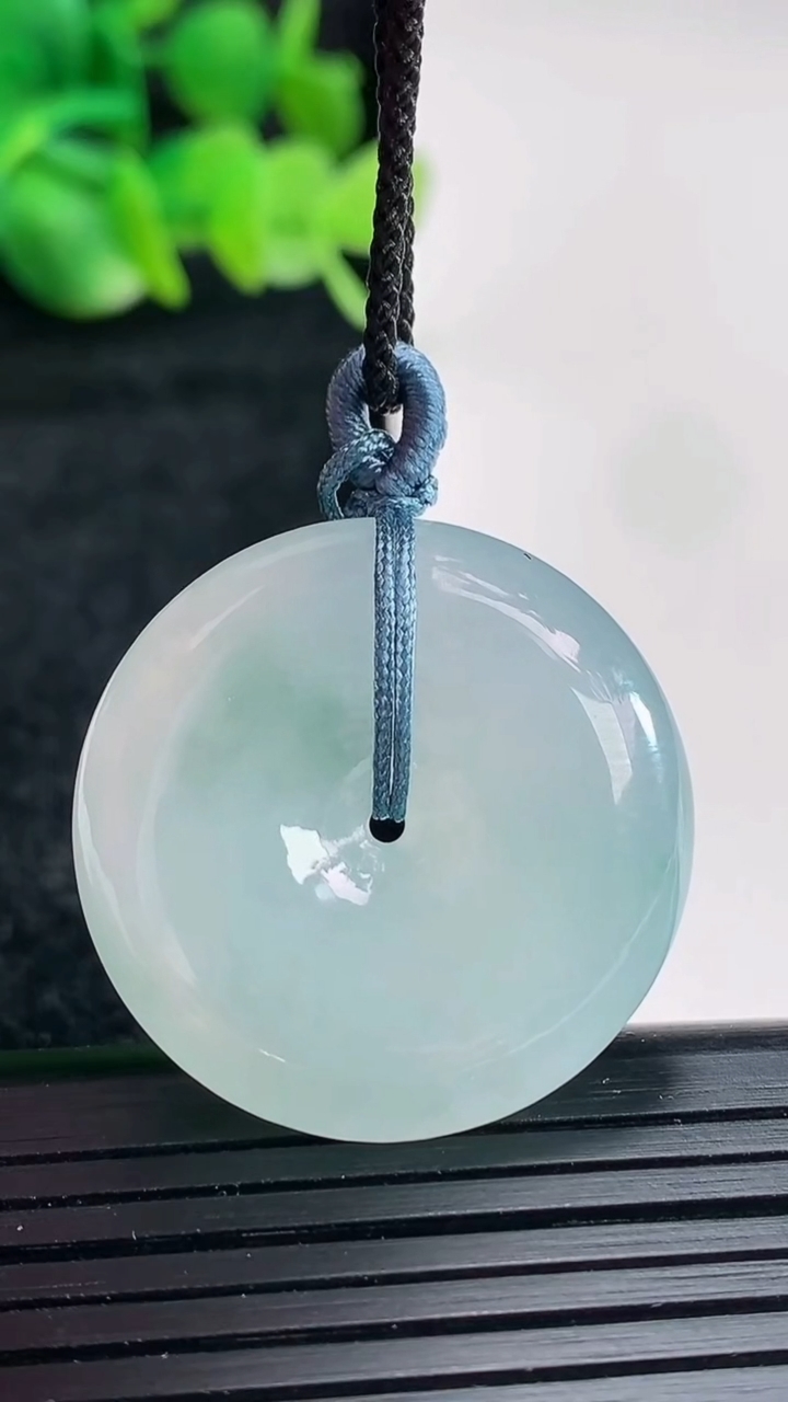 天然A货翡翠飘花平安扣吊坠尺寸28.6-6.8重量:11.61g
4月16日