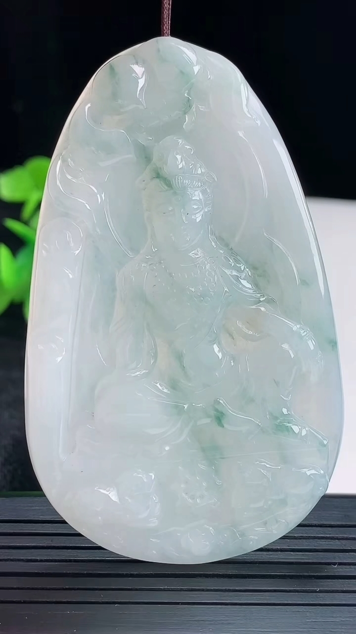 天然A货翡翠飘花观音菩萨吊坠尺寸72.4-44.4-5.5重量:34.69g
4月16日