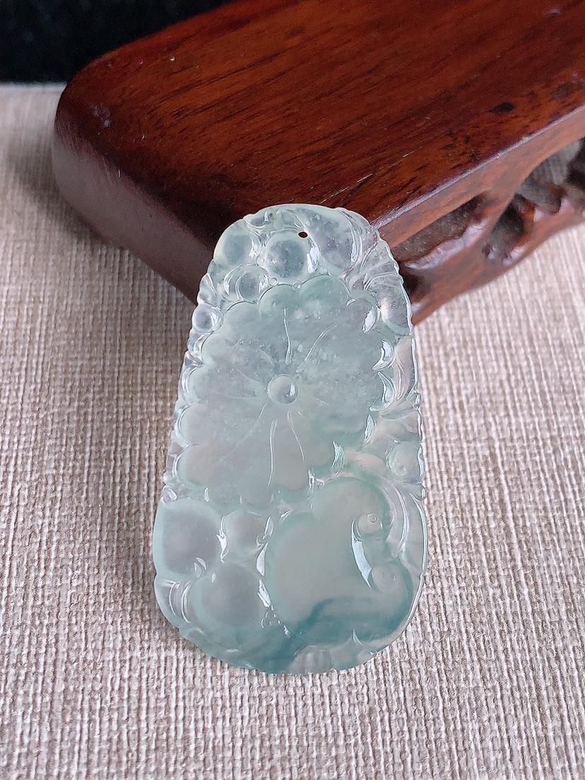 天然A货翡翠晴水荷叶和和美美吊坠 
尺寸43.8-25.6-4.2mm 重量7.77g 0415