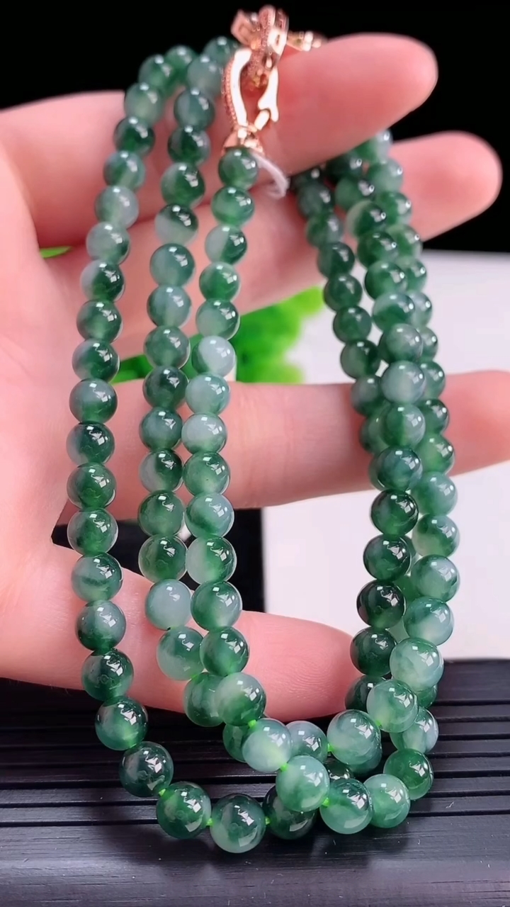 天然A货翡翠飘花圆珠项链尺寸5.1-120颗重量:32.53g
4月16日