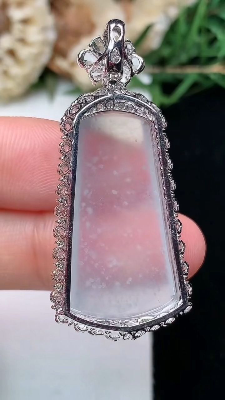 天然A货翡翠白冰无事牌吊坠，尺寸43-19.3-8.9，裸石28-15.5，重量:6.54g
4月16日