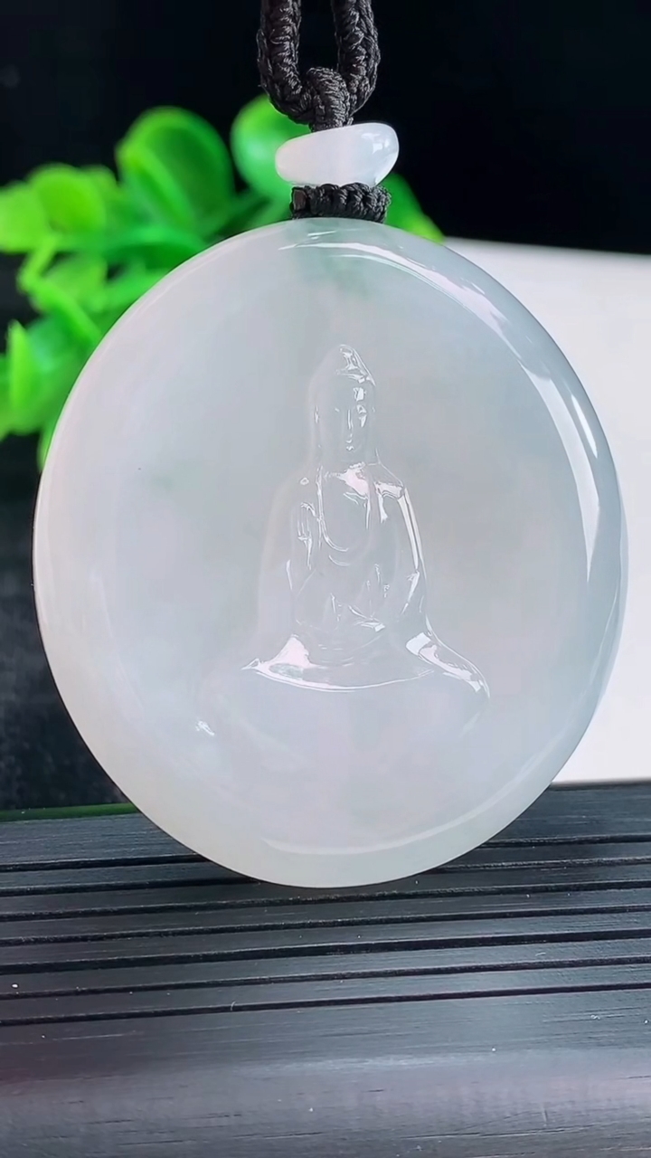 天然A货翡翠飘花观音菩萨吊坠尺寸50.3-45.7-8.3重量:49.04g
4月16日