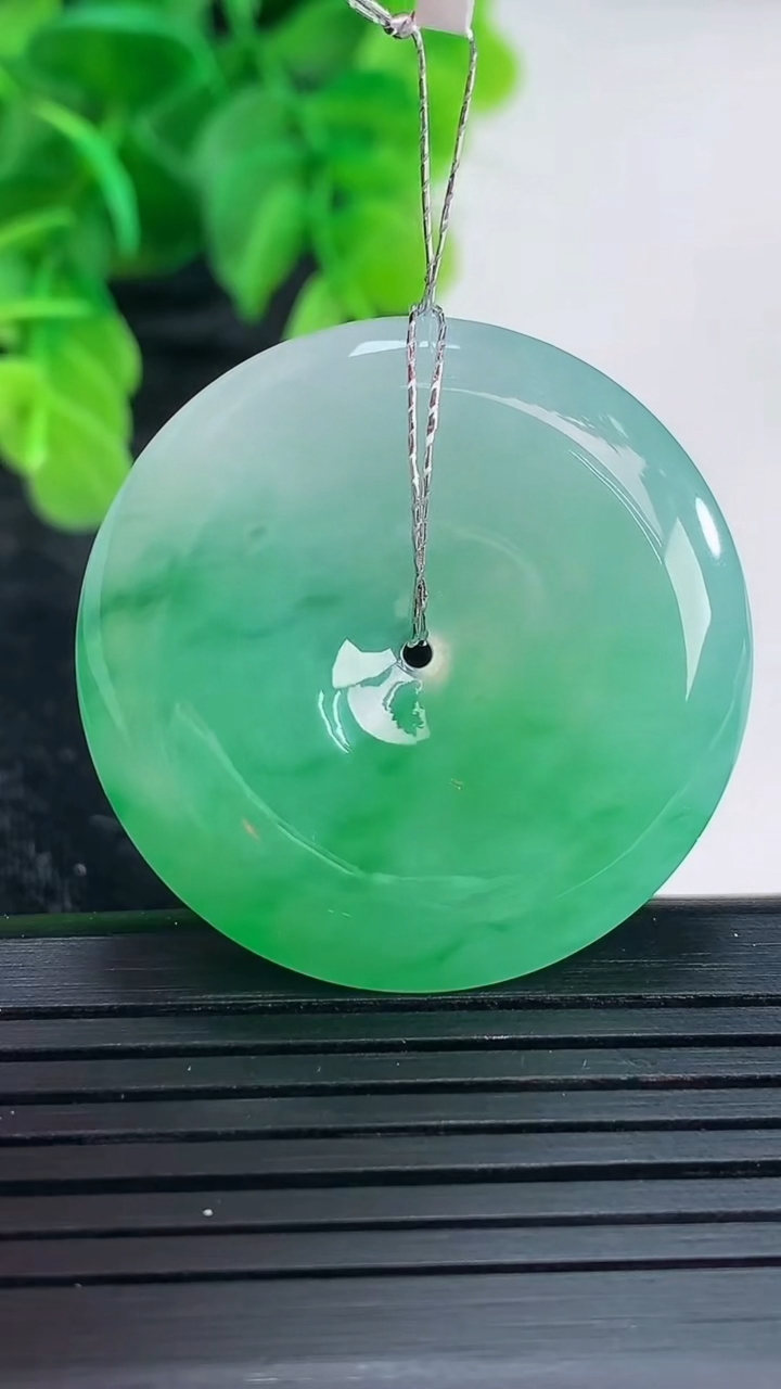 天然A货翡翠平安扣吊坠尺寸34.4-6.2重量:15.39g
4月16日