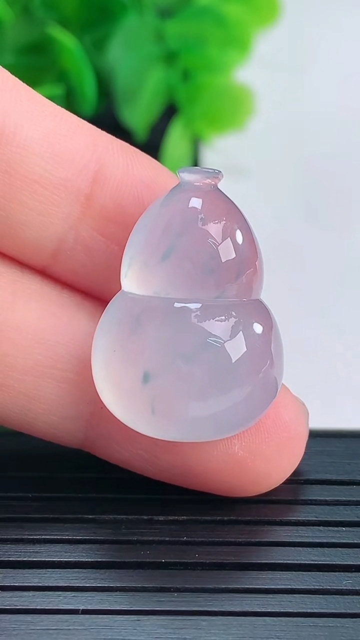 天然A货翡翠种飘花葫芦镶嵌件尺寸24.1-17.1-8.5重量:5.69g
4月16日