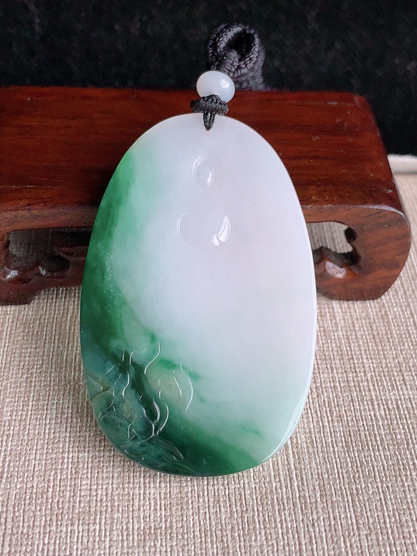 天然A货翡翠飘花观音吊坠 
尺寸62-39.6-5mm 重量33.26g 0415