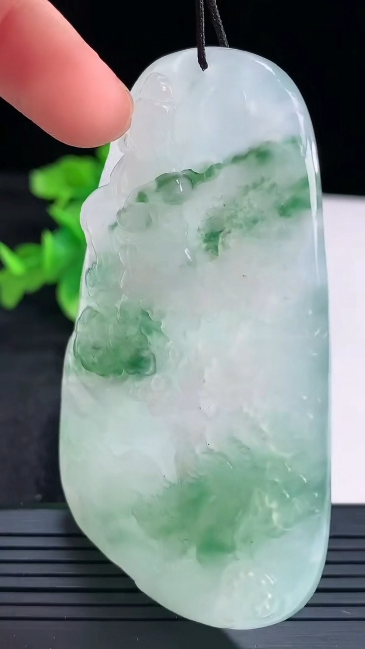 天然A货翡翠飘花山水观音菩萨吊坠尺寸72.5-49.5-9.4重量:60.77g
4月16日