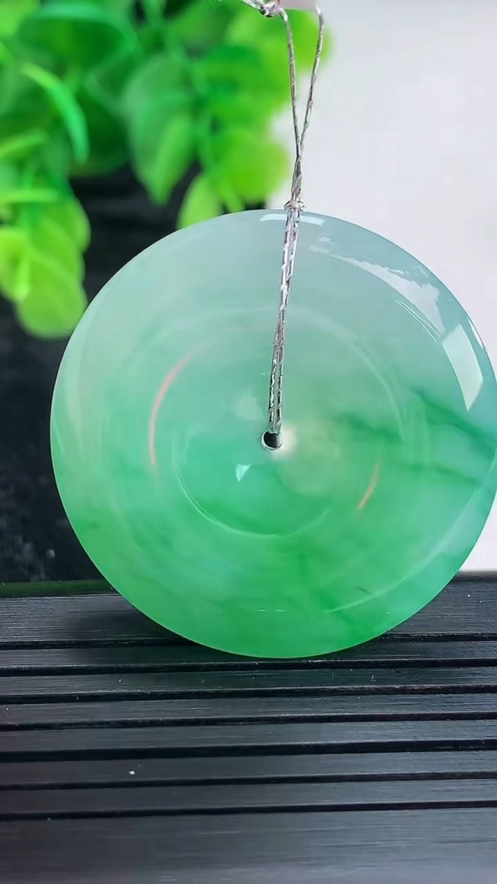 天然A货翡翠平安扣吊坠尺寸34.4-6.2重量:15.39g
4月16日