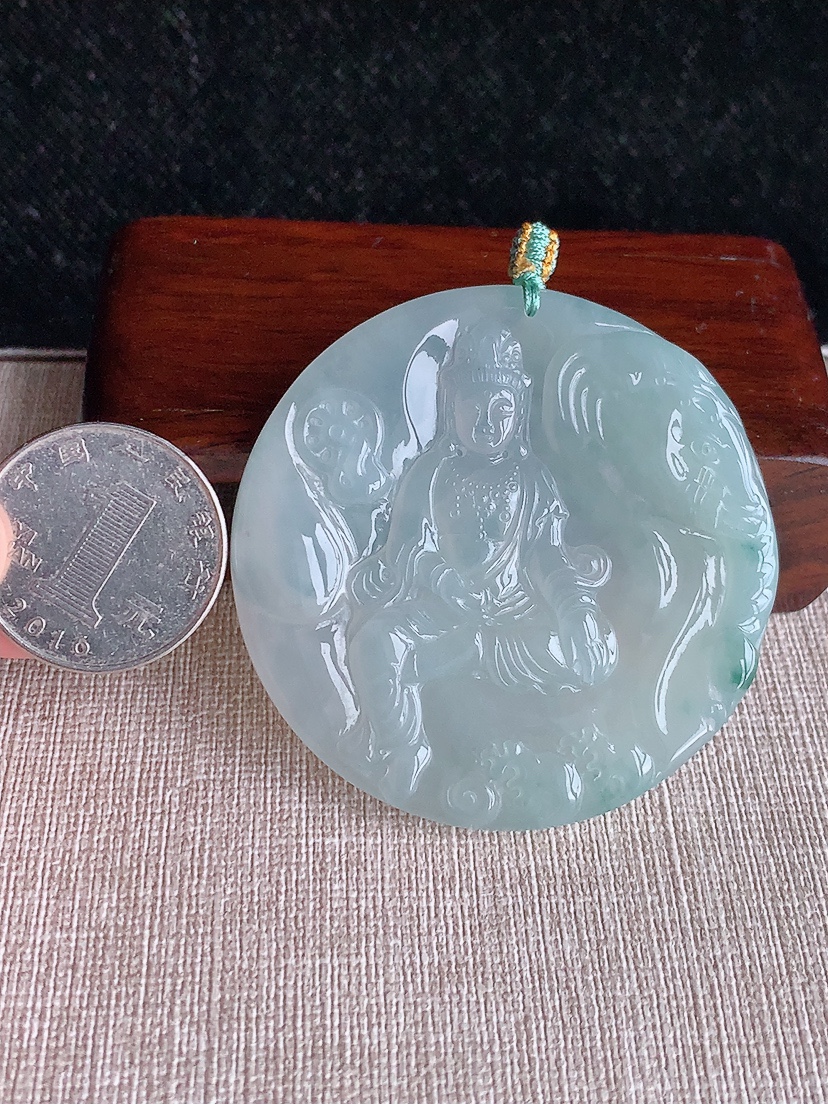 天然A货翡翠飘花普贤菩萨吊坠 
尺寸55.2-5.8mm 重量38.86g 0415