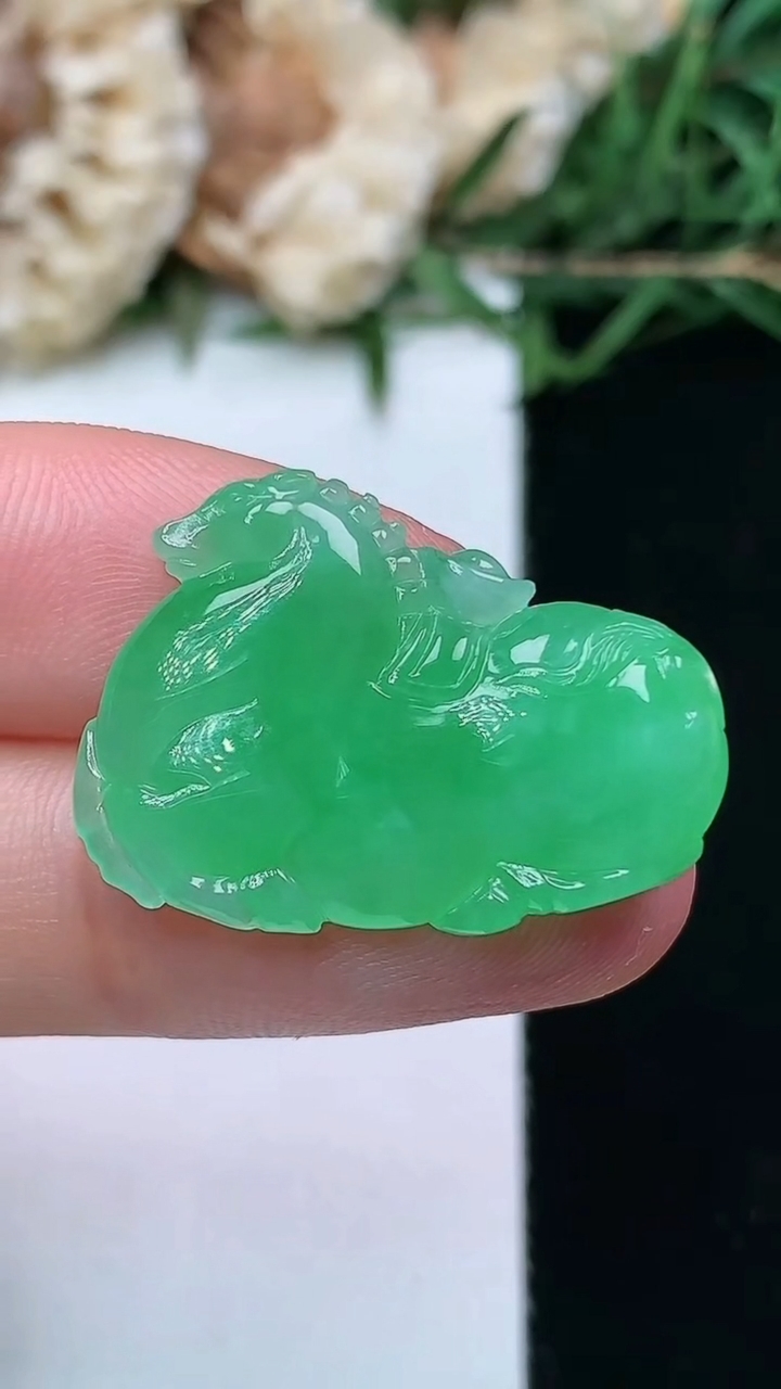 天然A货翡翠马上有钱镶嵌件，尺寸18.6-25.7-5，重量:4.02g
4月16日