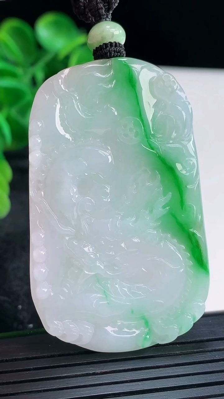 天然A货翡翠龙牌吊坠尺寸56-34.3-4.6重量:25.33g
4月16日