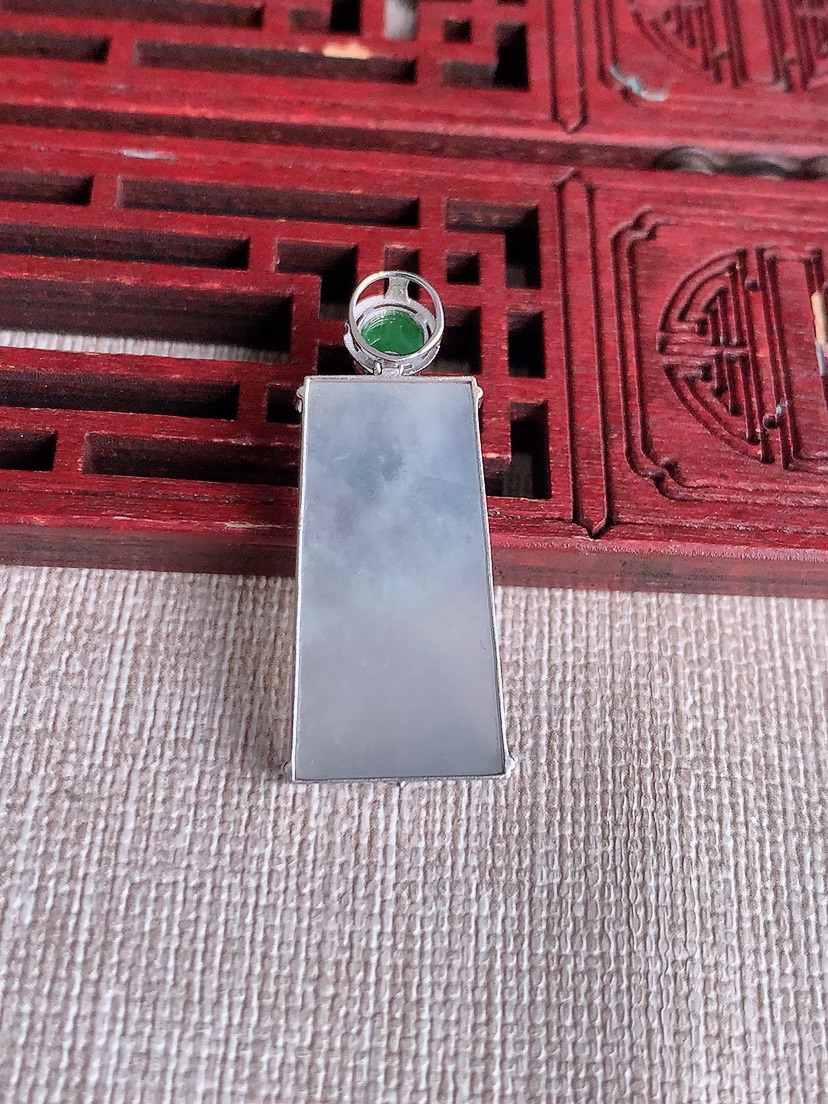 天然A货翡翠18K金扣头白冰白月光无事牌吊坠  
尺寸32.5-24.8-13-3.8mm 重量4.
