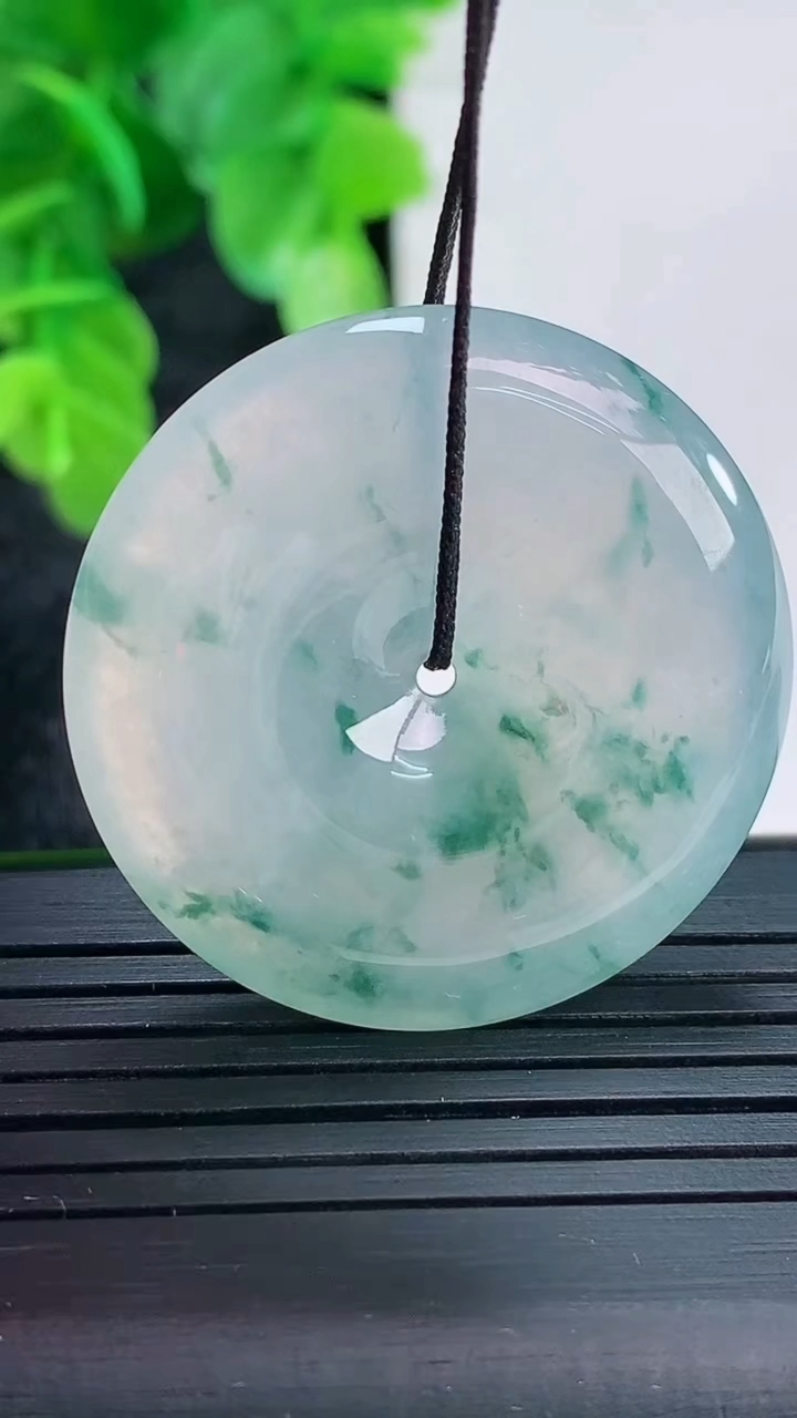 天然A货翡翠种飘花平安扣吊坠尺寸33.2-5.6重量:13.95g
4月16日