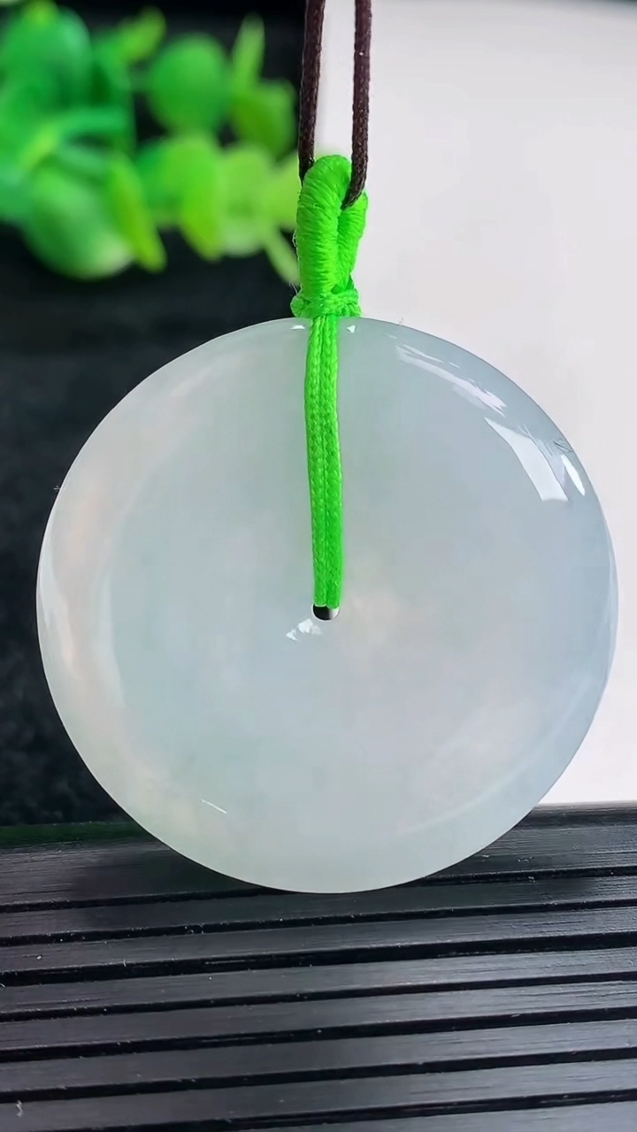 天然A货翡翠平安扣吊坠尺寸35-5.8重量:15.65g
4月16日