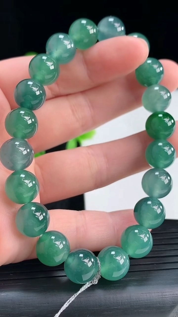 天然A货翡翠蓝水圆珠手串尺寸9.6-20颗重量:32.89g4月16日
工厂直销收藏佳品,种好水足，色泽均匀，有种有色，上手高大气！