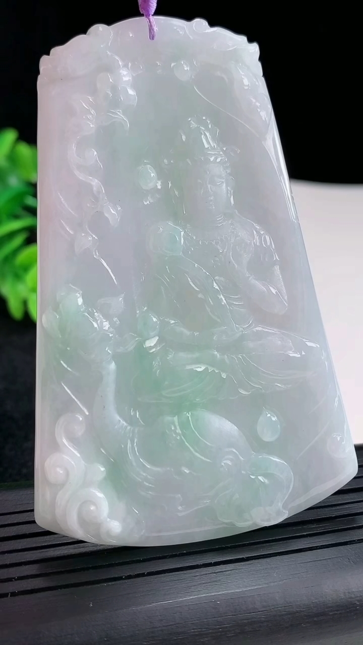 天然A货翡翠普贤菩萨吊坠尺寸82-52-4.2重量:46.29g
4月16日