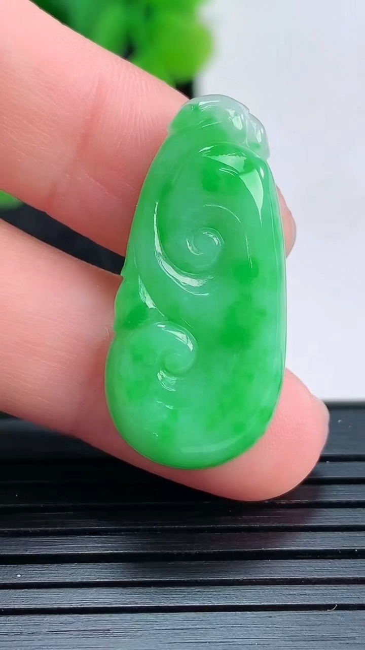 天然A货翡翠如意吊坠尺寸29.4-13.6-3.2重量:3.29g
4月16日