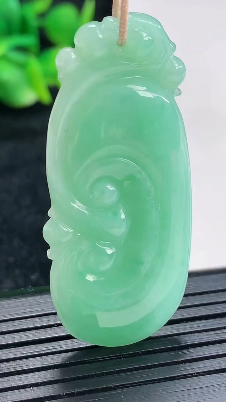 天然A货翡翠如意吊坠尺寸49-21-5重量:10.91g
4月16日