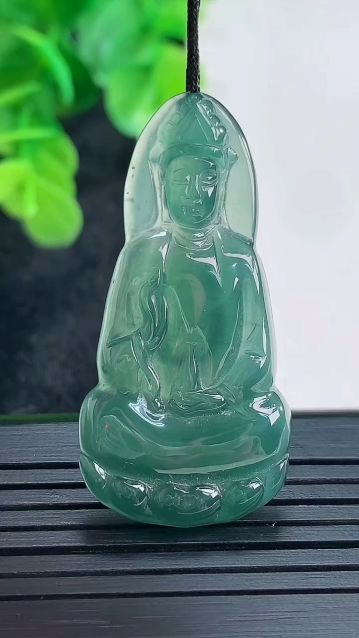 天然A货翡翠蓝水观音菩萨吊坠尺寸41.1-20.6-4重量:6.11g
4月16日