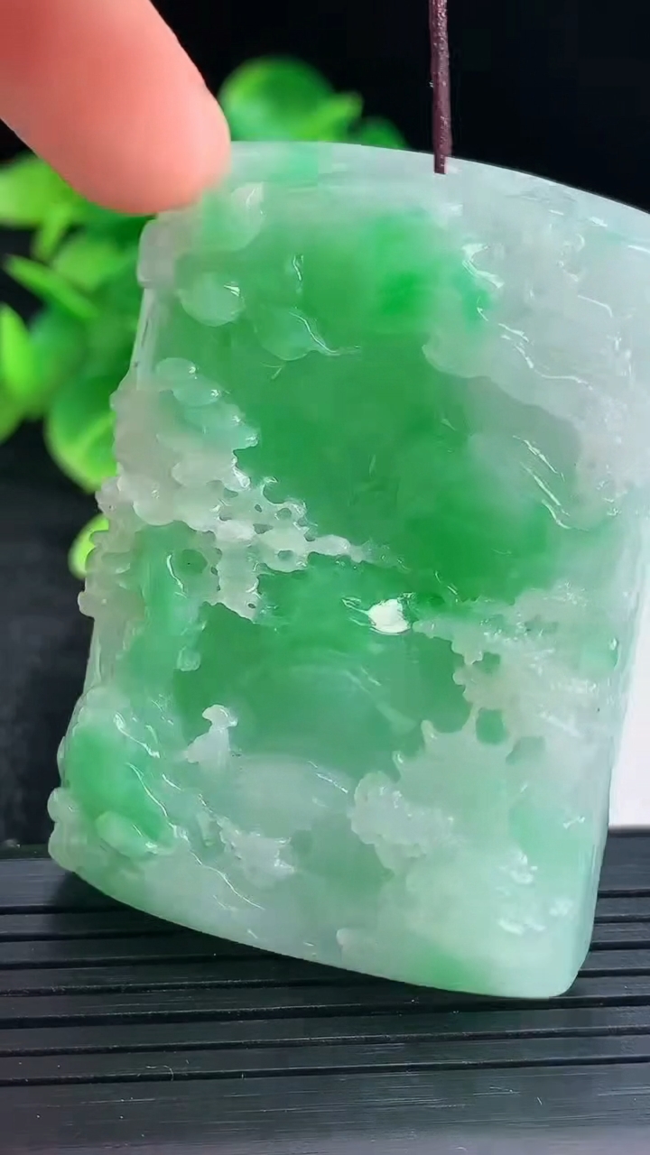 天然A货翡翠山水牌吊坠尺寸55.1-38.6-13.6重量:71.47g
4月16日