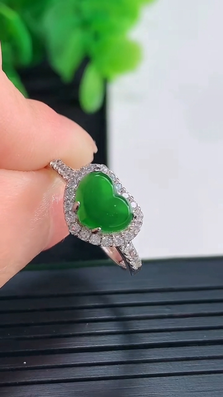 天然A货翡翠爱心戒指 可调节尺寸5.9-7.7重量:2.37g2026年4月16日
工厂直销收藏佳品,种好水足，色泽均匀，有种有色，上手高大气！