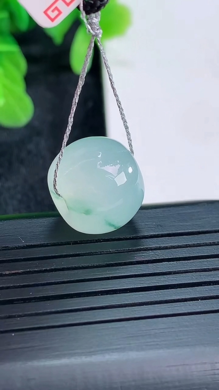 天然A货翡翠飘花路路通吊坠尺寸14.8-12.3重量:5.67g
4月16日