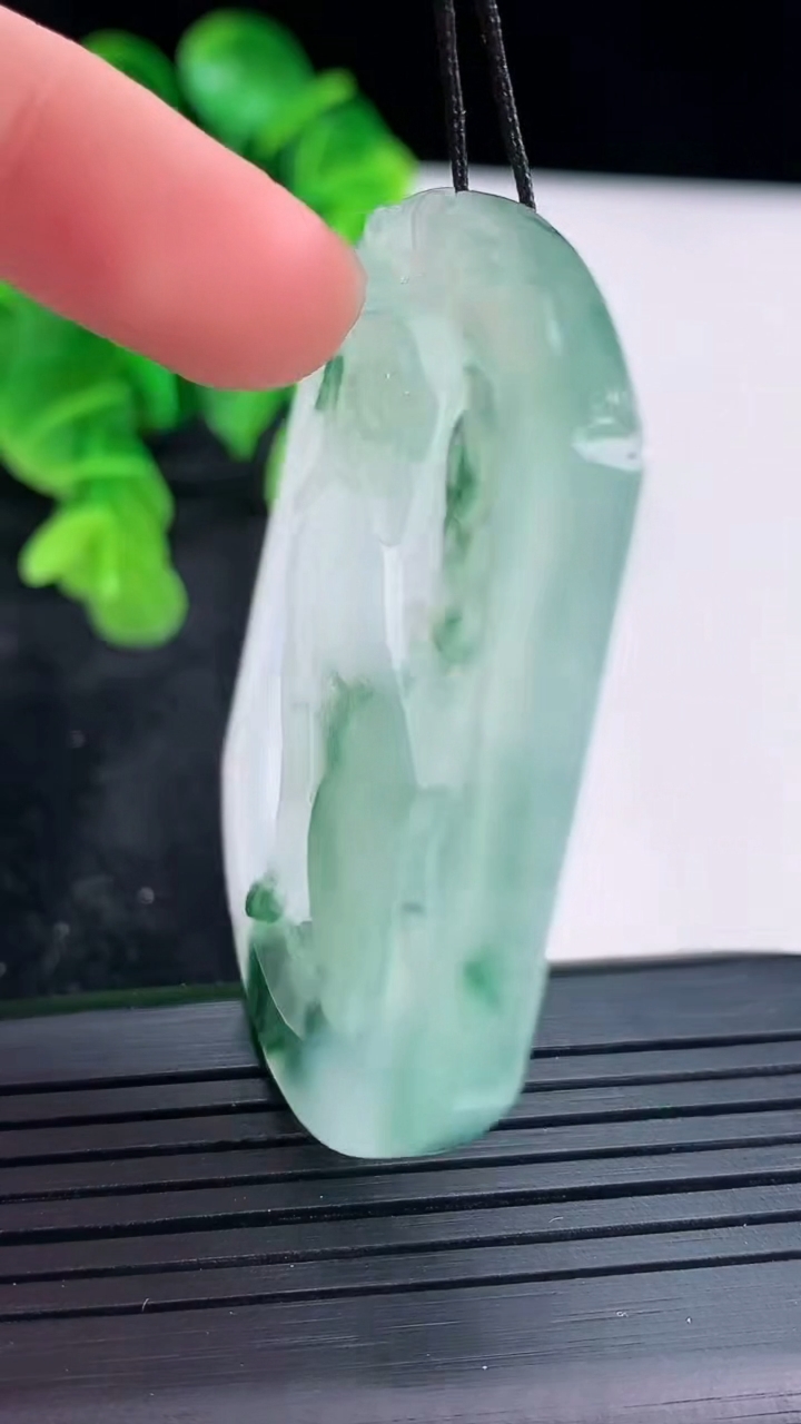 天然A货翡翠飘花生肖狗吊坠尺寸52.3-44.4-4.5重量:26.91g
4月16日