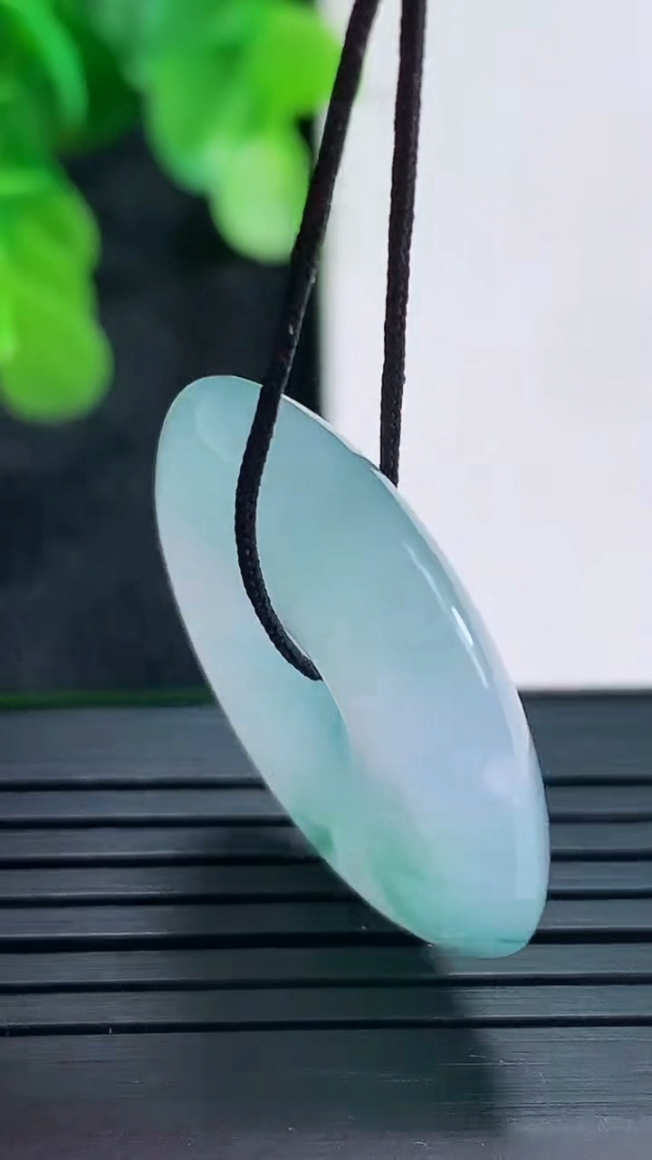 天然A货翡翠飘花平安扣吊坠尺寸28.2-5.4重量:9.38g
4月16日