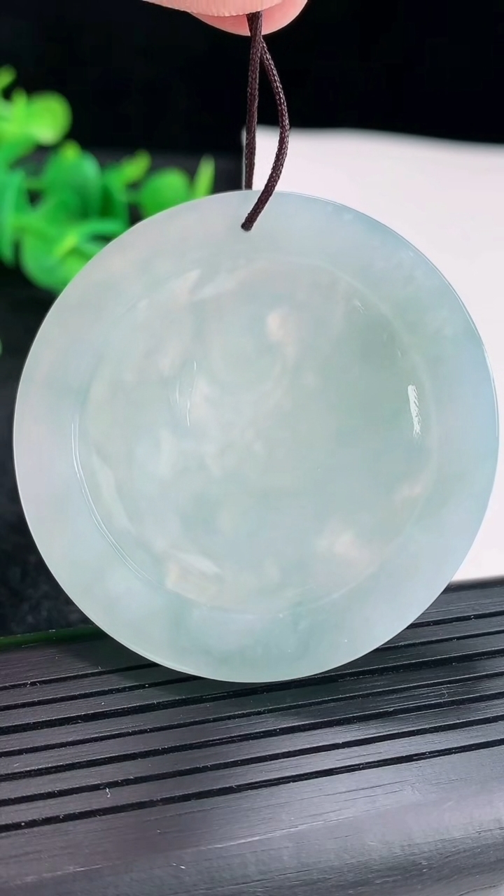 天然A货翡翠飘花龙牌吊坠尺寸49-5.2重量:29.04g
4月16日