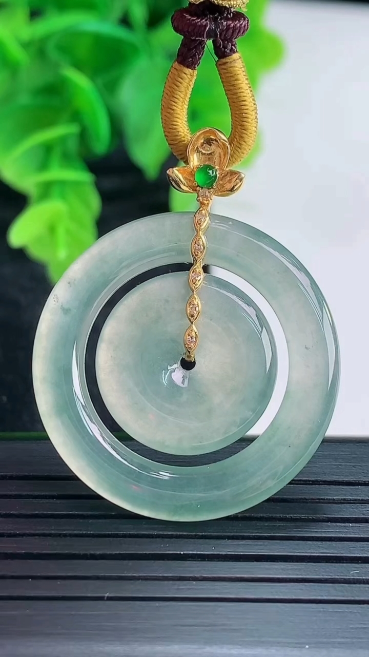 天然A货翡翠18K金飘花母子平安扣吊坠尺寸37.5-30.1-3.6重量:8.93g
4月16日